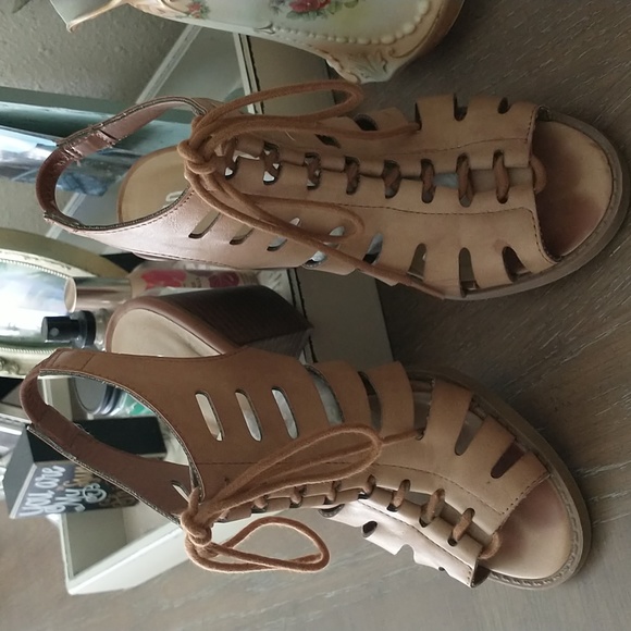Soda brand gladiator style sandals, 7.5M, tan, no heel marks, great condition - Picture 1 of 7